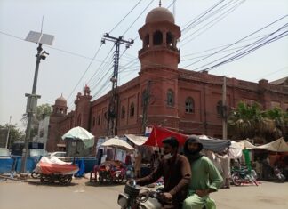 Suicide Bomber Kills 31 at Mosque