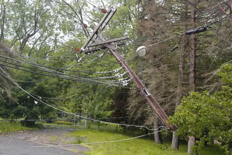 3 People Dead, Electrocuted in Powerline Collapse | Headline Reporter