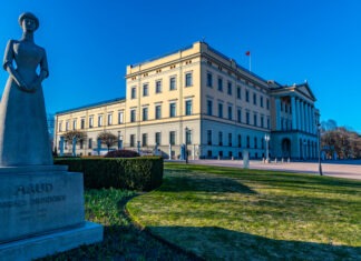 Beloved King Dies at 89 royal palace, Oslo, Norway, government building, Norwegian flag, statue, Maud of Norway, landmark, architecture