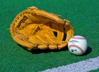 Baseball Star Dead at 76 baseball, glove, mitt, ball, Major League Baseball, MLB, sports equipment, baseball field