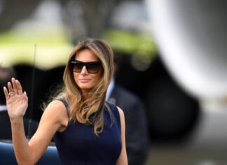 Melania Trump Refuses to Follow Protocol Melania Trump, First Lady, waving, sunglasses, greeting, arrival, departure