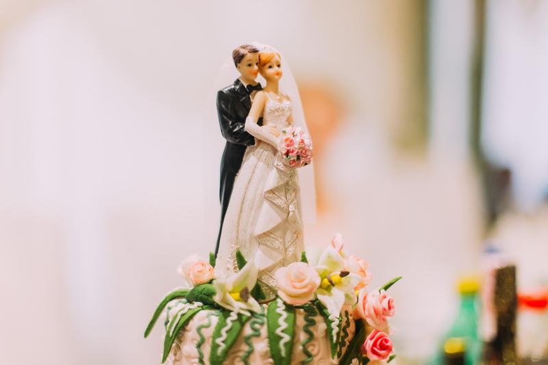 Groom Killed in Helicopter Crash on Wedding Day (wedding cake dreamstime_s_70781672)