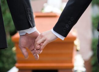 Girl, 15, Sits Up During Her Own Wake Girl, 15, Sits Up During Own Wake (wooden casket dreamstime_s_30996601)